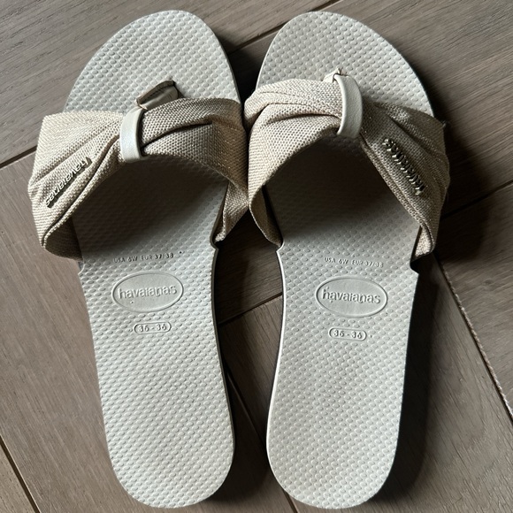 Havaianas size 36-36 (USA 6W, EUR 37/38).
Cream/Ivory color. Good condition. - Picture 1 of 2